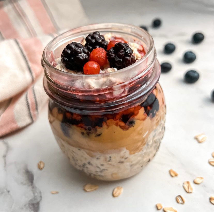 PEANUT BUTTER BERRY OVERNIGHT OATS – MUNCH A BUNCH